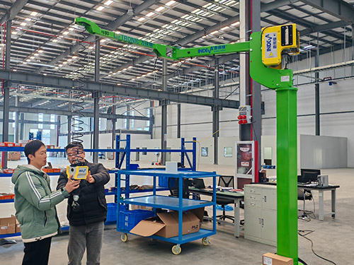 “一臂之力”助力搬运，折臂吊精准作业